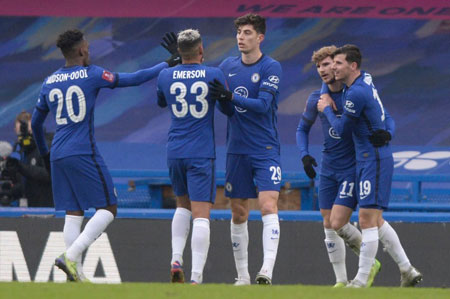 这位前锋的跑动太勤快了